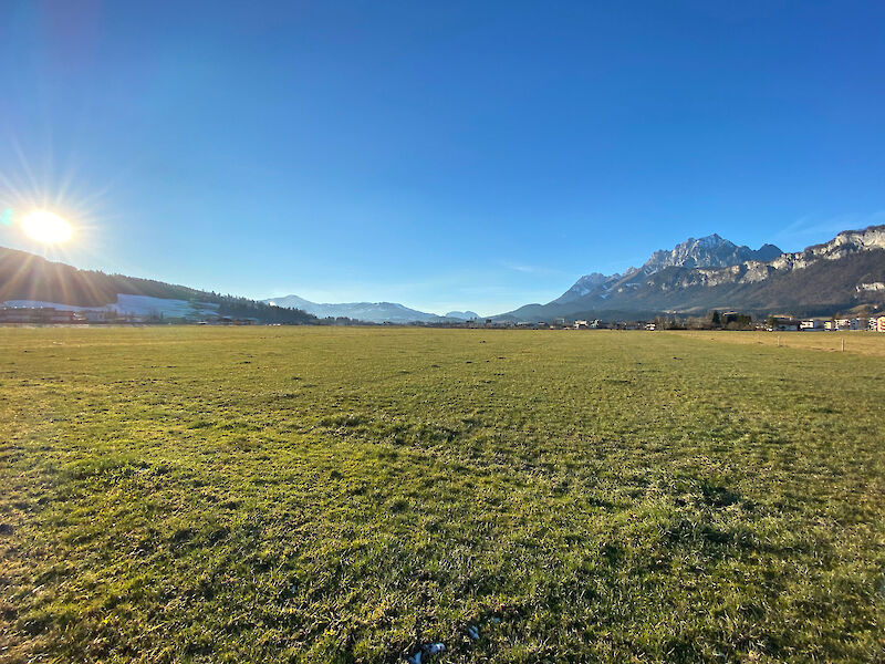 Baugrund mit freiem Blick auf das Kitzbüheler Horn und den Wilden Kaiser