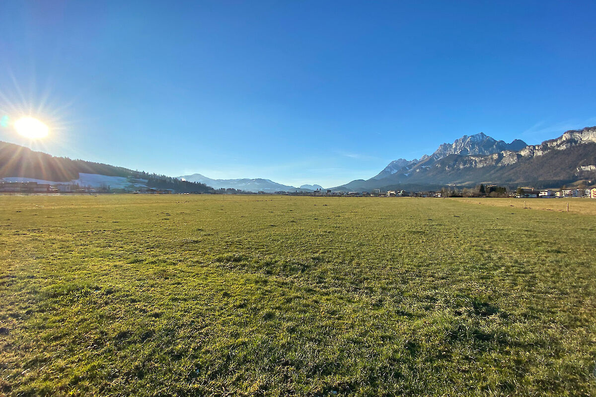 Baugrund mit freiem Blick auf das Kitzbüheler Horn und den Wilden Kaiser
