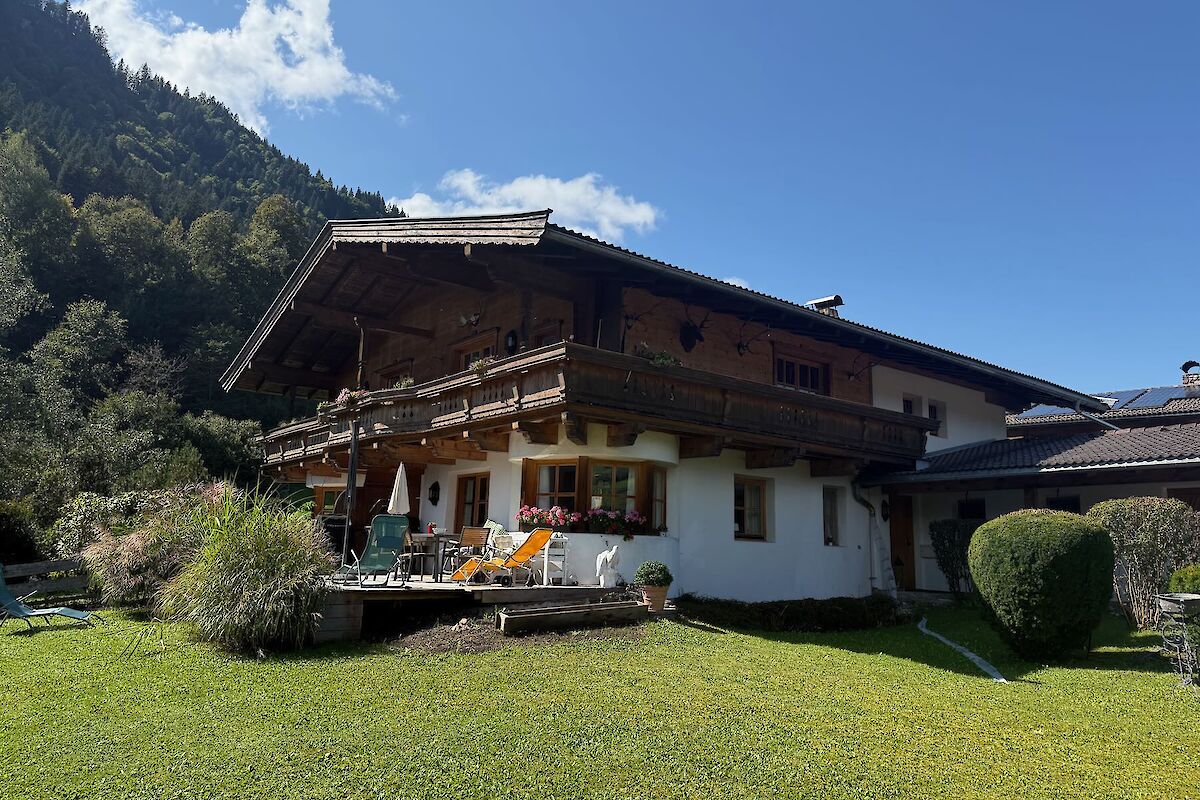 Maisonette apartment with leisure residence