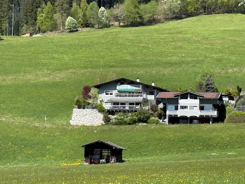 Two country houses with five apartments, some of which are holiday homes