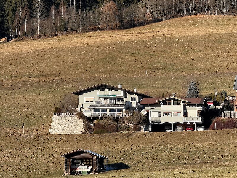 Two country houses with five apartments, some of which are holiday homes