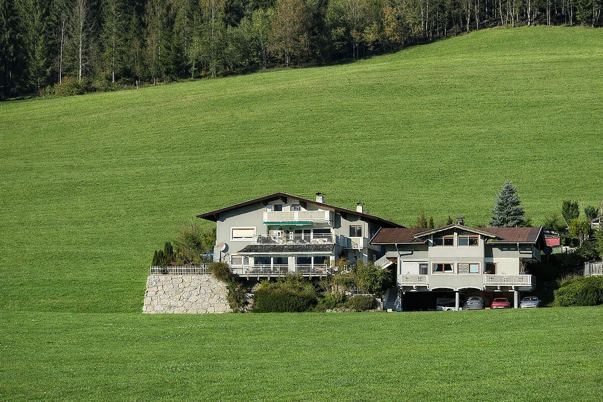 Zwei Landhäuser mit fünf Wohnungen teilweise mit Ferienwohnsitz